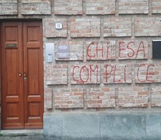 La scritta comparsa questa notte sul muro della Curia di Alba