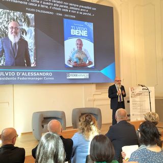 Il presidente di Federmanager Fulvio D'Alessandro sul palco del convegno tenuto nella sala "Michele Ferrero" di Confindustria Cuneo