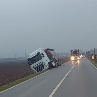 Pollenzo: camion fuori strada sulla provinciale 7