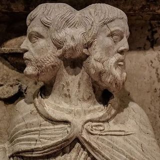 Una scultura del Dio romano Giano