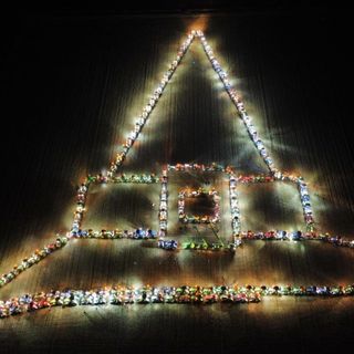 La Befana a Trinità indossa un cappello di trattori: ecco la spettacolare coreografia della "Tractors Infinity Night" [VIDEO]