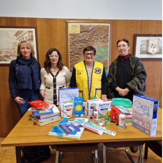Il momento della consegna del materiale presso la sede dell’Istituto Comprensivo Il momento della consegna del materiale presso la sede dell’Istituto Comprensivo