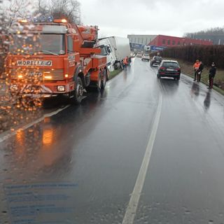 Tir esce di strada vicino all’ospedale di Verduno: disagi al traffico per tre ore