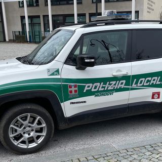 Mondovì, raid di gomme tagliate, furti di fiori e una persona sorpresa a defecare su una vetrina: tutti individuati grazie alla videosorveglianza Mondovì, raid di gomme tagliate, furti di fiori e una persona sorpresa a defecare su una vetrina: tutti individuati grazie alla videosorveglianza