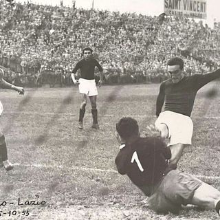Franceschina con la maglia granata in un Torino-Lazio del 1953 Franceschina con la maglia granata in un Torino-Lazio del 1953