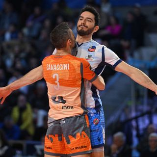 Mimmo Cavaccini abbraccia Giulio Pinali