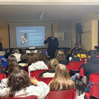 A Cortemilia i bambini a lezione di educazione stradale con la Polizia Locale dell'Alta Langa A Cortemilia i bambini a lezione di educazione stradale con la Polizia Locale dell'Alta Langa