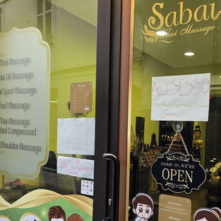 La vetrina del negozio albese, con l'esplicito cartello