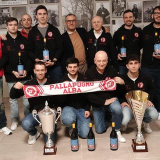 Foto di gruppo con i trofei Foto di gruppo con i trofei