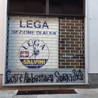 Alba, nella notte della Liberazione imbrattata la sede della Lega di via Gazzano