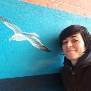 Francesca Semeraro posa accanto ad un suo lavoro