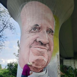 Il murale che celebra Papa Francesco