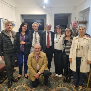 In foto Raffaele Montanaro con gli amici del Caffè letterario di Albedo