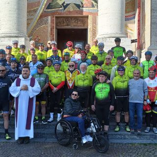 Il gruppo di ciclisti con don Enzo al Santuario della Madonna dei Fiori di Bra (foto di Stefano Tibaldi) Il gruppo di ciclisti con don Enzo al Santuario della Madonna dei Fiori di Bra (foto di Stefano Tibaldi)
