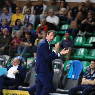 Matteo Battocchio incita i suoi ragazzi durante la partita contro Fano (Foto Margherita Leone)
