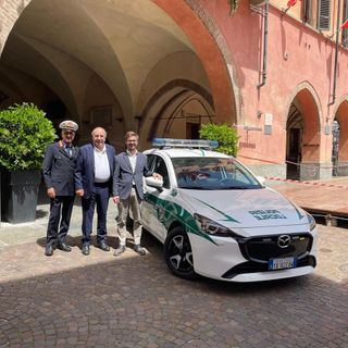 Alba: la Polizia municipale ha sostituito una vecchia auto diesel con una ibrida più ecologica Alba: la Polizia municipale ha sostituito una vecchia auto diesel con una ibrida più ecologica