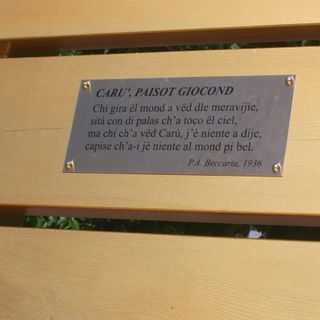 A Carrù si svela in restauro della Big Bench e delle "mini panchine"