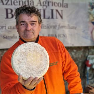 In foto un produttore del Mercato della Terra di Bra