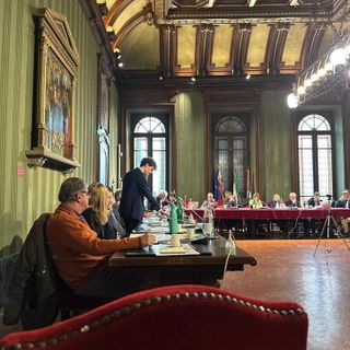 In piedi il consigliere Riccardo Spolaore In piedi il consigliere Riccardo Spolaore