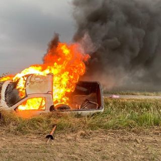 Il mezzo in fiamme dopo l'incidente