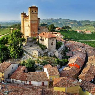 Serralunga Wine Night: il 21 giugno e il 19 luglio torna la magia del vino sotto le torri medievali