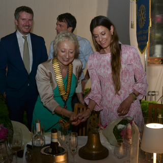 Passaggio di consegne al Rotary di Alba, il collare da Gaia Frunzio alla nuova presidente Piera Arata