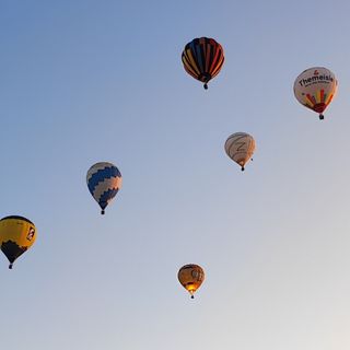 Vent'anni dell'Aero Club di Mondovì, mongolfiere in volo dall'alba