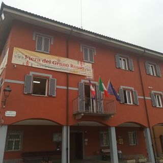 Le nuove telecamere installate di fronte al Municipio di Salmour Le nuove telecamere installate di fronte al Municipio di Salmour