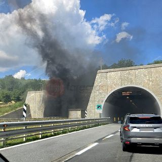 Un mezzo pesante in fiamme all’interno di una galleria dell’autostrada Torino-Savona [FOTO]