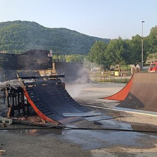 La pedana incendiata al Bike Park di Priero La pedana incendiata al Bike Park di Priero