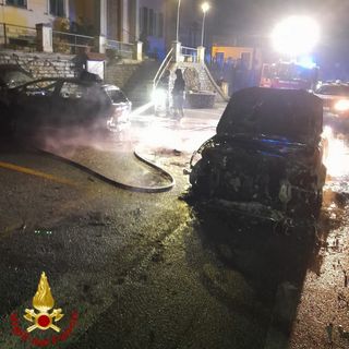 I Vigili del Fuoco in azione sulla piazza del municipio di Pornassio