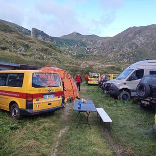 Il campo base montato all'esterno della grotta dove stanno avvenendo i soccorsi allo speleogo