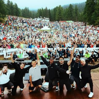 Francesco Gabbani conquista Sampeyre a piedi tra i fan e la natura