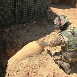 Esercito al lavoro per neutralizzare una bomba d’aereo a Villanova d’Albenga Esercito al lavoro per neutralizzare una bomba d’aereo a Villanova d’Albenga