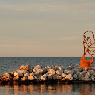 La scultura "Non basta il canto delle sirene" verrà inaugurata a Milano Marittima l'8 agosto