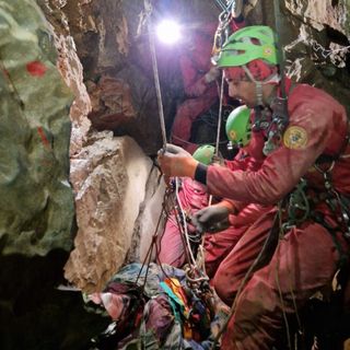Dopo 24 ore di intervento, lo speleologo torinese è fuori dall'Abisso Paperino
