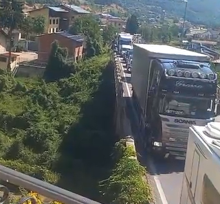 In vacanza a Demonte senza riposo per traffico e smog: "Per quanto dovrò ancora sopportare? Basterebbe spostare il semaforo" [VIDEO]