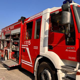 Fiamme minacciano mezzi agricoli e porticato: incendio in una legnaia a Fossano Fiamme minacciano mezzi agricoli e porticato: incendio in una legnaia a Fossano
