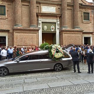 Uno spontaneo applauso ha accompagnato la partenza del feretro dal sagrato della chiesa