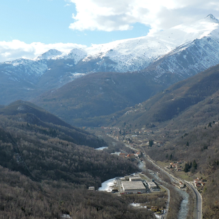 L'alta valle dalla torre di Brachi, sullo sfondo il Pizzo di Ormea innevato