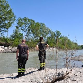 Le ricerche dei volontari di Abdou Ngom nella spiaggia dei Cristalli