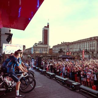 Vuelta a España 2025: da Alba a Limone Piemonte, un viaggio tra Langhe, borghi storici e montagne