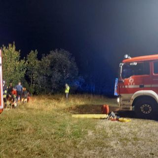 Auto contro un albero a Bagnolo Piemonte: ragazzo intrappolato nell’abitacolo