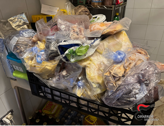 Vaschetta contenente prodotti alimentari di diverso tipo sprovvisti di etichetta e tracciabilità