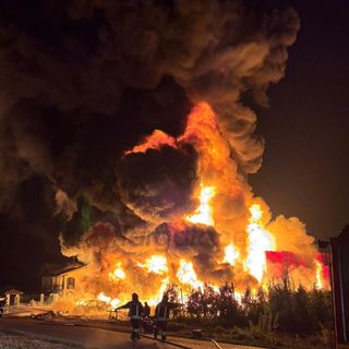 Dall'auto al materiale plastico vicino, vasto incendio a Scarnafigi in un'azienda frutticola