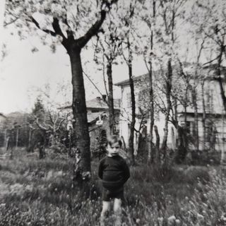 La casa della posta di Madonna dell'Olmo con l'autore bambino, negli Anni 70
