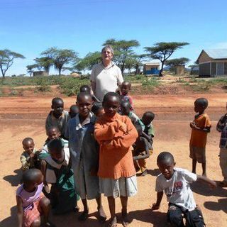 Il dott Salvino Camera con i suoi ragazzi presso la città di Wamba in Kenya