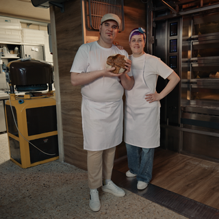 I panettieri Gianluca e Cecilia di Barge con un Barbarià appena sfornato I panettieri Gianluca e Cecilia di Barge con un Barbarià appena sfornato