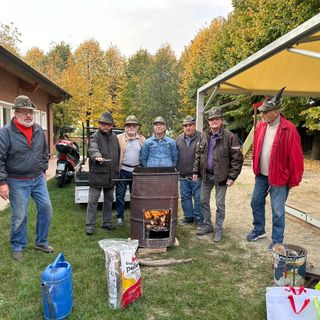 In foto gli Alpini braidesi al lavoro con le caldarroste In foto gli Alpini braidesi al lavoro con le caldarroste
