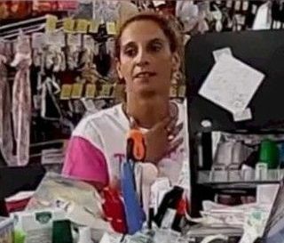 L'imputata Stanka Batashka, ritratta dalle telecamere di videosorveglianza del magazzino di Monticello d'Alba in un manifesto diffuso dalla comunità cinese astigiana